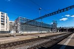 Die markante, mehrfach gekrümmte Glasbausteinfassade am Zürcher Hauptbahnhof.